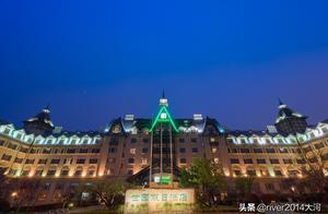 By Qingdao Lao hill, the hotel of this tall Yan Zhi became city holiday resort