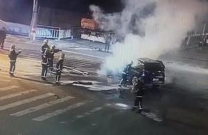 One SUV hits Sheng city street baked wheaten cake of car of people of talent comes discard as useles