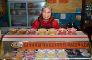 Rural grandma goes into town sell bean jelly, one 