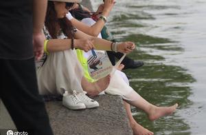 The west lake shows " smooth foot aunt " , secur