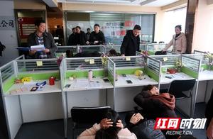 By " play " pretend to be customer service to ch