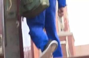 Be vigilant! This group of cheater knock from door