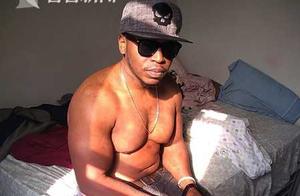 34 years old of men hold axe to enter 21 years old