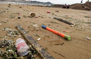 Rubbish of Qingdao gold beach forms a pile, "Body