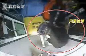 Aggressive! Evil male jump the queue is grabbed build a bus to push female passenger unexpectedly ge