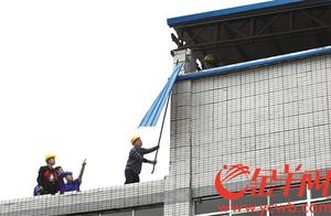 The fish that help a network 308 place! Tile-roofed house of steel of colour of railroad along the l