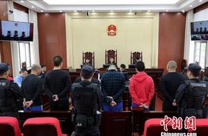 Force a policeman to kneel down violent Xi Jingjia