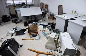 KTV forces a girl to accompany sing meet with refu