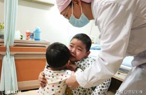 8 years old of disease child and little brother photograph embrace and sob: You do not go to the pla