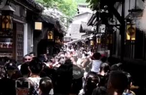 In explode does crowded tourist attraction cry " 