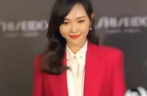 Tang Yan white shirt joins red business suit, wave long hair of Wen Wan, have feminine taste very mu