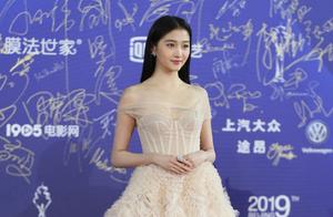Guan Xiaotong wears pair of dresses eventually! Naked color pulls the ground to grow skirt beauty to