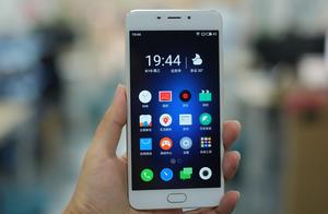 The mobile phone encircles those unbeknown cold kn