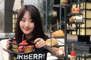 Yang Yuying Hefei eats sweetmeats to show pure smi