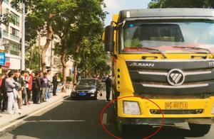 The woman is violated stop to do hairdressing, aft