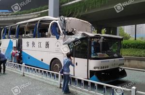 Hangzhou pier of dash against of one bus car: Half car head is bumped into many cheeper sends shrive