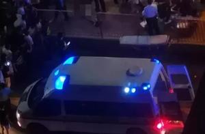 Luo Hu holds knife wound person after wine of man 