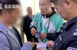 The man takes true police of flicker of card of false police officer to just started to talk with re