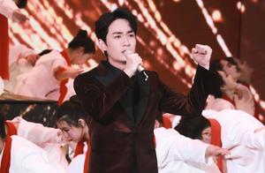 Zhu Yilong is handsome come on the stage, straight male people praise simple and crude, the expressi