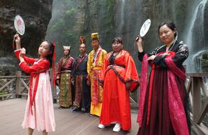 Hubei Yichang: First days of tourist wears 51 holiday outlandish clothes is free amuse oneself 3 gor
