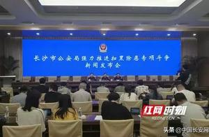 Cover a road to be in school woman student, force 