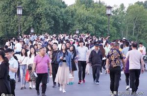 51 during person of Hangzhou west lake is complete