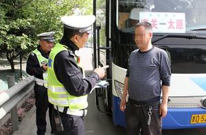Long treat a policeman 2 groups are severe checking passenger car passenger is not safety belt behav