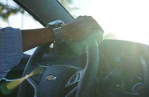 Driveway of cross of blame motor vehicle is bumped into dead by motor vehicle, how is accident respo