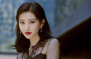 Jing Tian of some activity spot wears long skirt show form of lithe and graceful body, red lip brigh