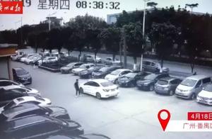 The man holds Dao Chuang to enter tea building, be