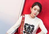 A red skirt changed Zhao Liying new hair style bul