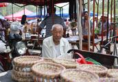 70 years old of old people depreciate sell dove the check, 5 yuan of money can buy two, earn 5 wool