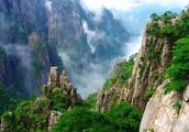 有什么描写“雨中登黄山”的诗句？