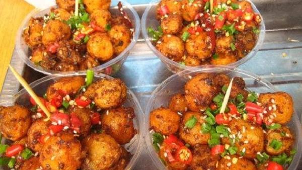 写一篇特色小吃的作文，越快越好，450字哦