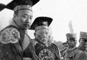Old 1914 photograph: Yuan Shikai wears day of imperial robe hold a memorial ceremony for, officer he