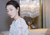 Zhou Dongyu is exposed to the sun amour, with foreign language assistant You Di is done obeisance to