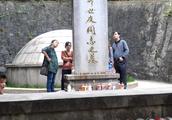 Bottle of the Maotai before grave of clear and bright and sacred Xu Shiyou's general piles mountain