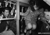 No wonder Japan is crazy Chinese much, the Tokyo subway that the person makes acedia in old photogra