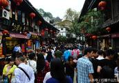 Every city has a fastfood market that prepares for the tourist, the Chongqing magnetism of huge crow