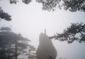 Huang Shan is in the mist in the cloud