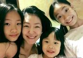 Small S gives make old 3 spend birthday, the big S daughter in the corner grabs lens, the netizen qu
