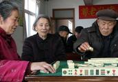 The woman hits mahjong 6 months win 70 thousand much, hit. Mahjong shoe lining is put 