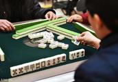 One old lady hits Chongqing mahjong has been defea