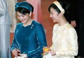 Japanese beautiful child princess and other princess compare the United States with the stage, dress