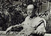 Infrequent, wearing old photograph of broading appearance of the last emperor of a dynasty of Chines