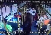 Shenzhen opposes knife do violence suddenly on one man bus! 