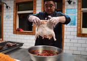 Henan uncle makes chicken of cook over a slow fire
