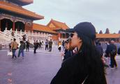 Liu Yifei becomes the most beautiful the tourist rambles black clothes of a suit of the Imperial Pal