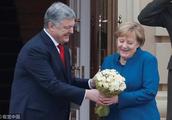 German premier Mokeer visits Wukelanwu's president to serve a flower the welcome