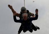 With one action of parachute of old grandma headroom broke the world the oldest parachute person rec
